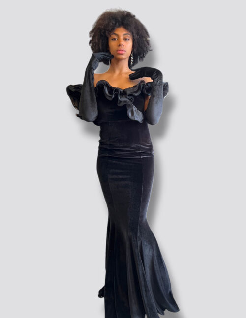 Vestido en velvet color negro, olanes organza en hombros, corte sirena