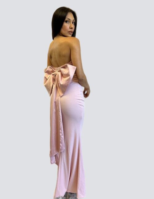 Vestido color baby Pink en satin, straple y maxi moño - Imagen 2