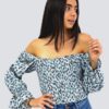Blusa resorte corrugado, mangas campesina, azul con flores - Imagen 2