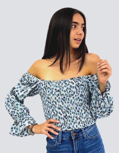 Blusa resorte corrugado, mangas campesina, azul con flores - Imagen 2