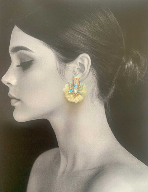 Aretes flor de tela beige e imitación diamantes