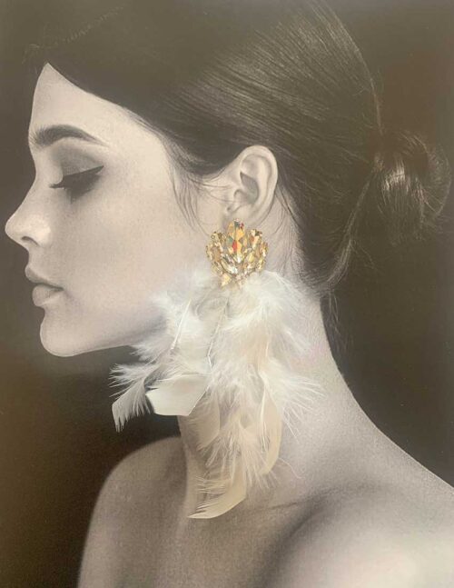 Aretes de cristal y pluma larga en blanco