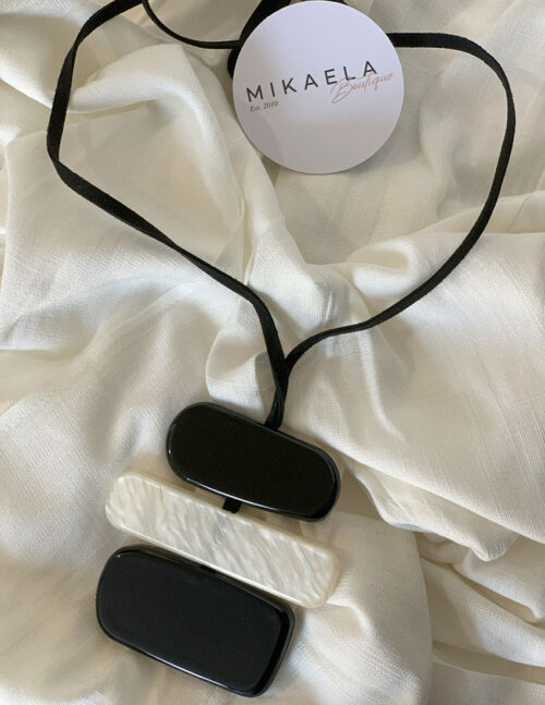 Collar diseño geometrico en acrilico blanco con negro