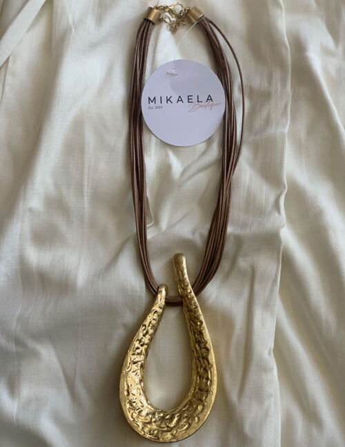 Collar hilos de gamuza y maxi dije dorado