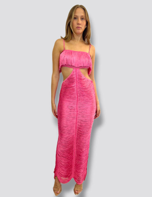 Vestido fucsia, tirantes ajustables y diseño flecos horizontales