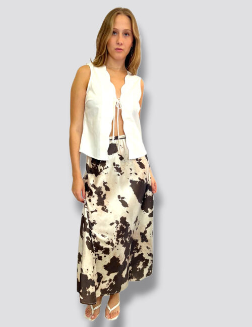 Falda en satin corte A estampado vaca