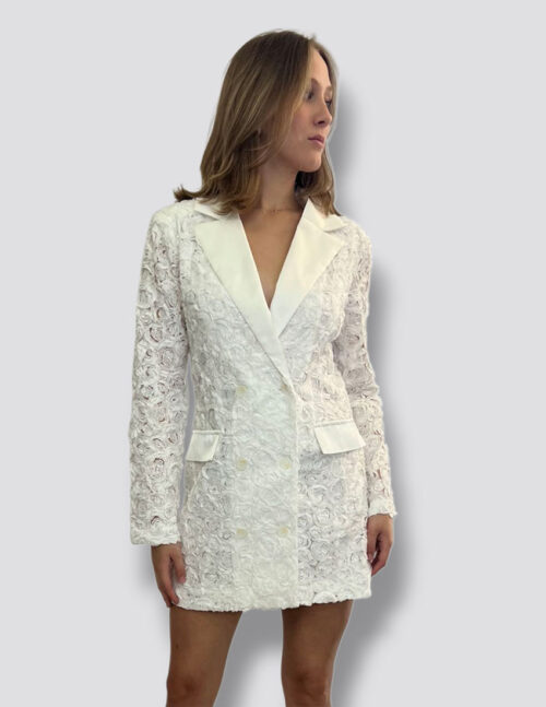 Vestido tipo sastre, encaje con diseño de flor