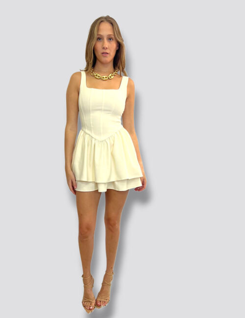 Vestido corto color beige, tipo corsette, doble olan