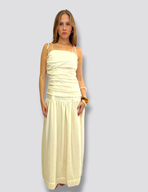 Vestido largo color beige, torso plisado con listones en hombros