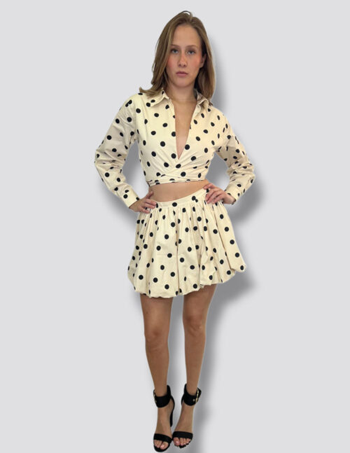 Set blusa cruzada y minifalda globo polka dots negros