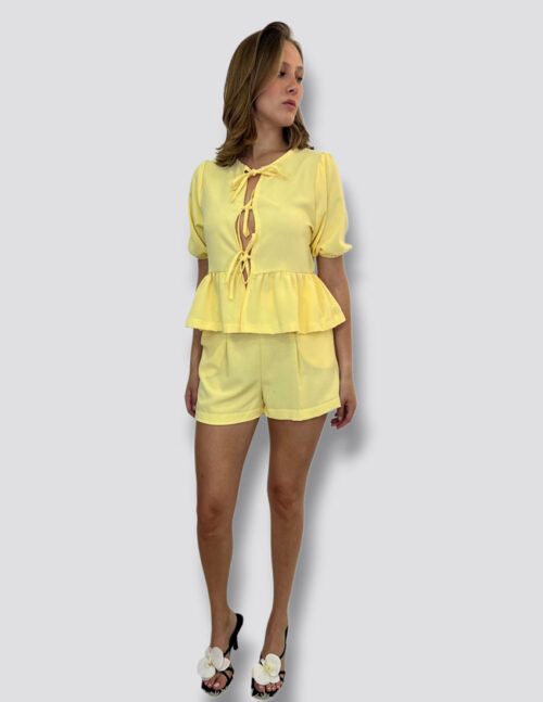 Set blusa cordones y short color amarillo mantequilla