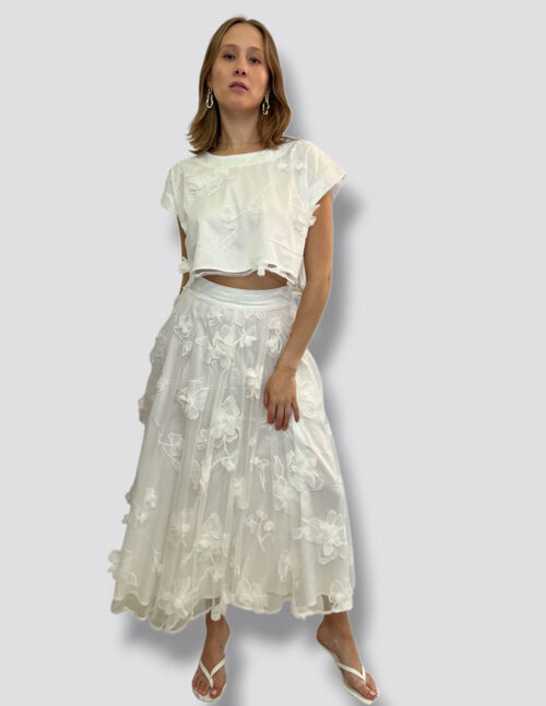 Set color blanco blusa y falda circular, flores en tela