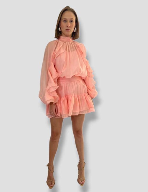 Vestido corto, olanes en mangas, color melocotón