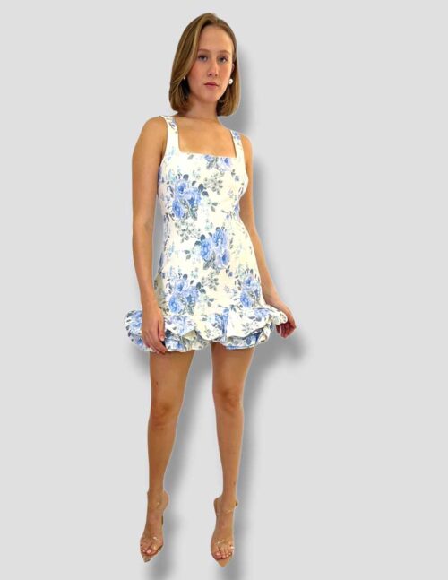 Vestido corto, olanes con print de  flores azules