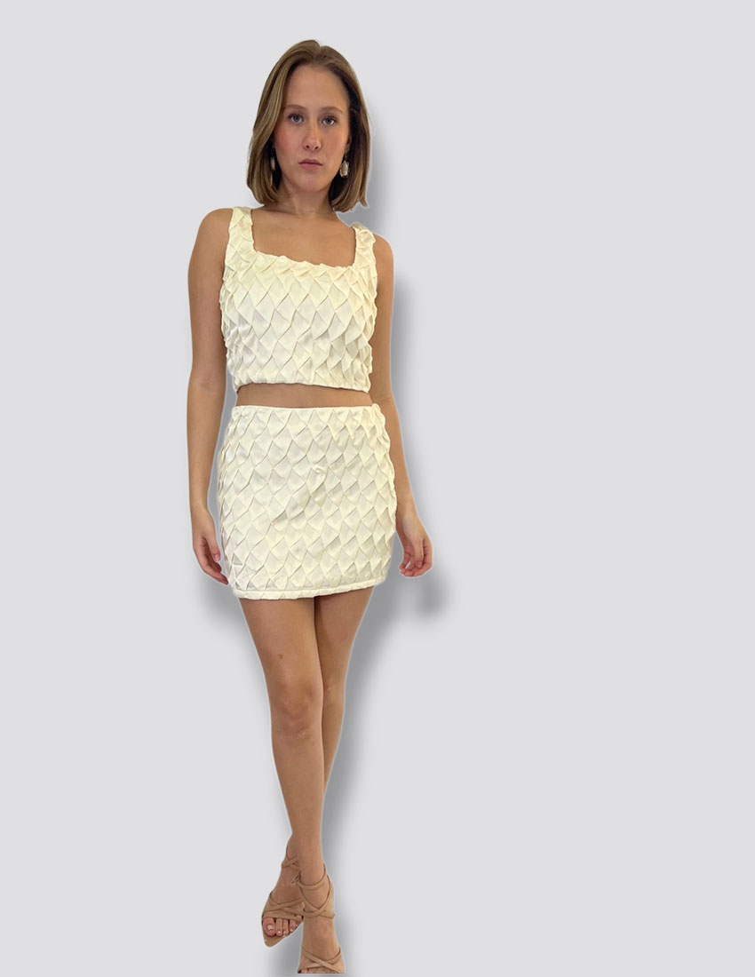 Set en satin color beige diseño rombos top y minifalda