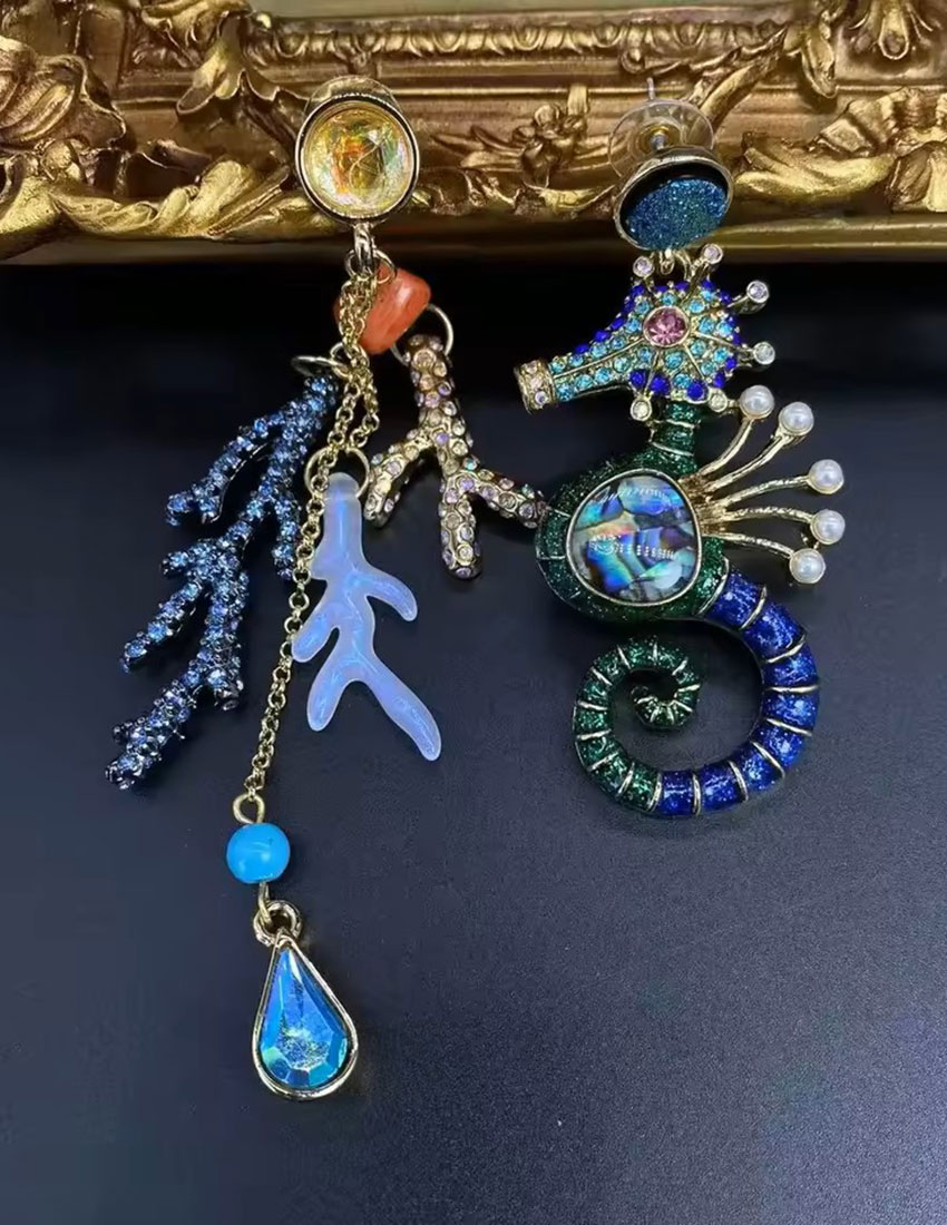 Aretes diseño caballito de mar y coral con imitacion de cristales