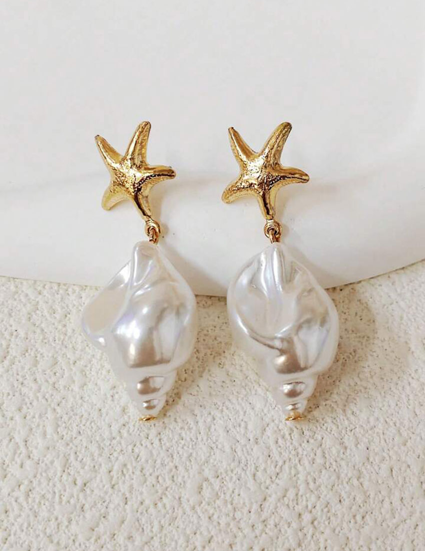 Aretes diseño  estrella de mar en baño de oro y caracol tornasol blanco