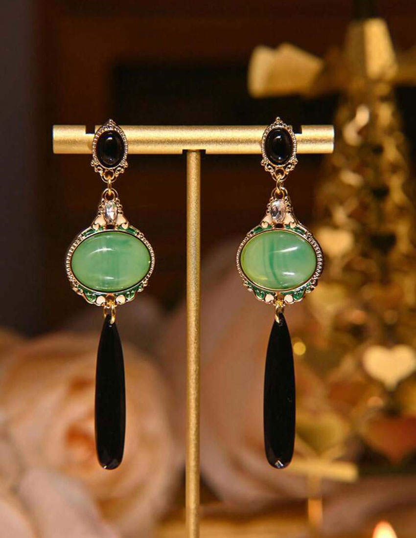 Aretes largos diseño chino, cuentas de acrilico en negro y verde esmeralda