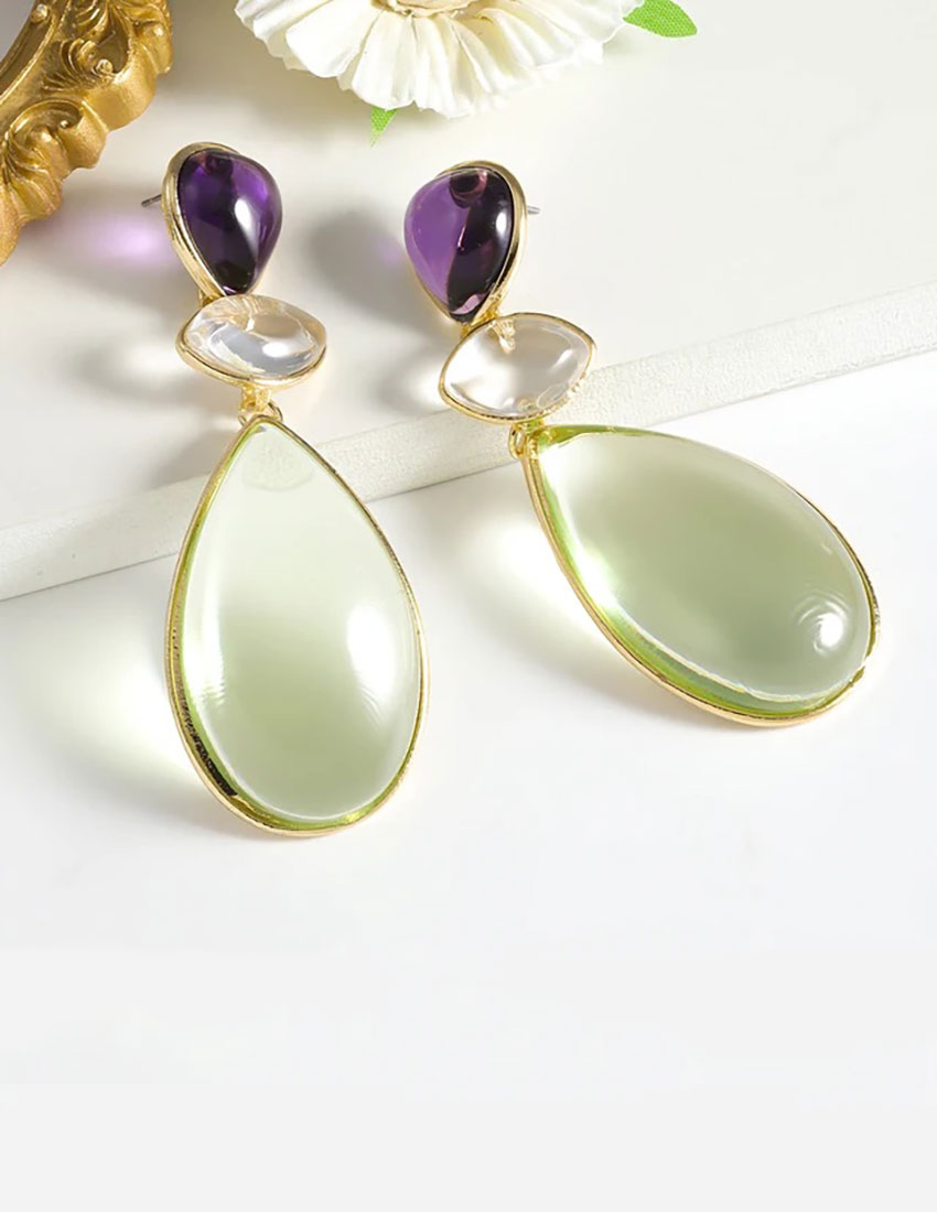 Aretes diseño de lagrima de resina color lima con violeta