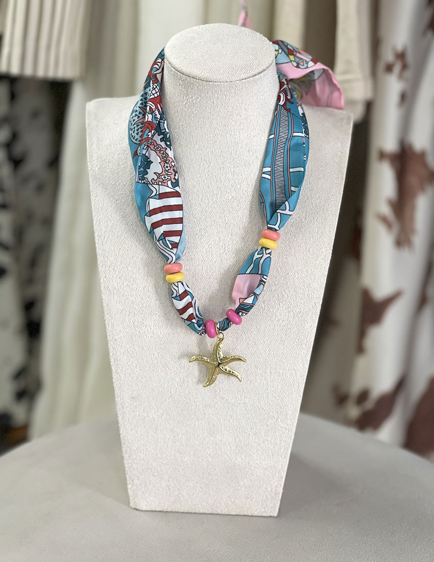 Collar de tela color azul con dije de estrella de mar