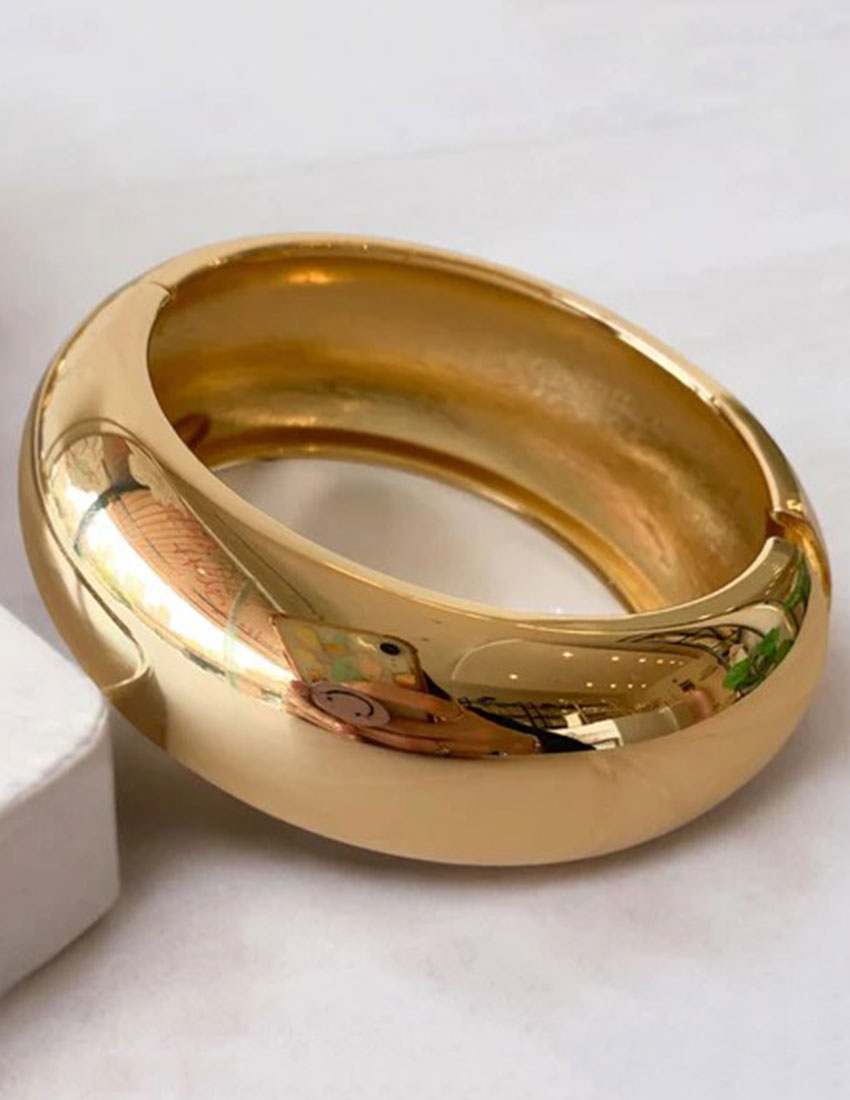 Pulsera ancha de metal dorado