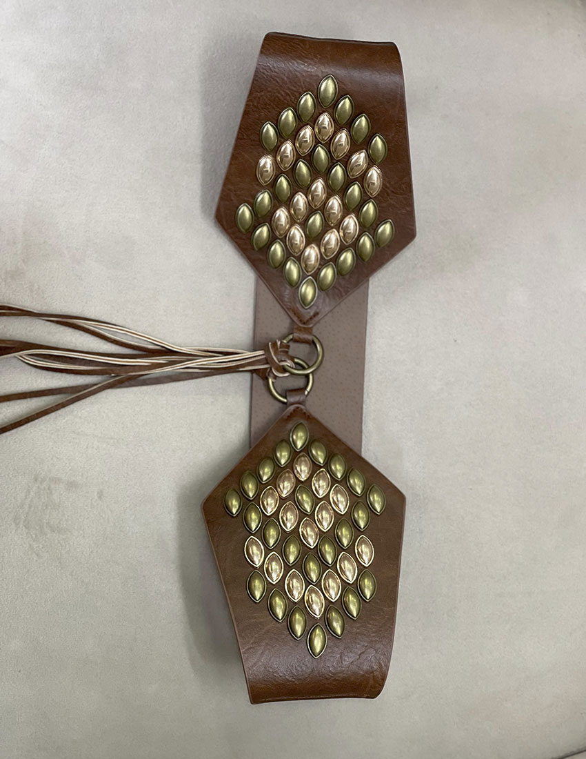 Cinto ancho color cafe aplicaciones metalicas