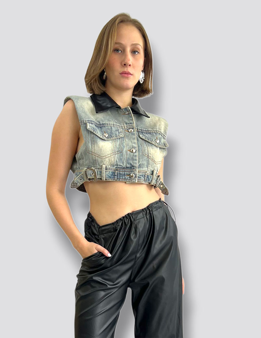 Chaleco denim deslavado cuello vinipiel negro
