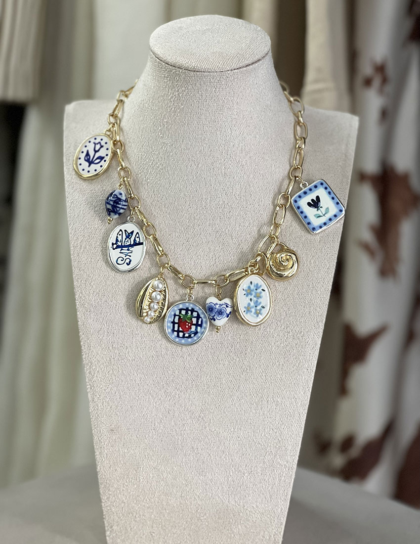 Cadena con dijes diseño capri