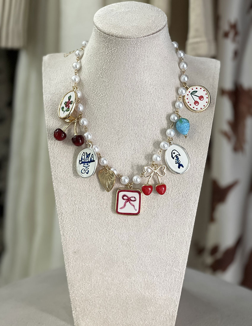 Collar imitacion perlas con charms de cherrys
