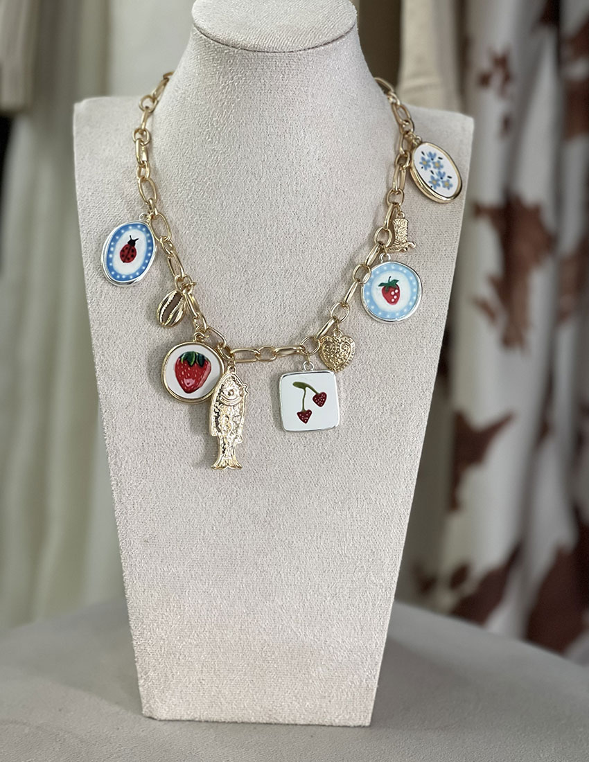 Cadena con charms diseño de fresas