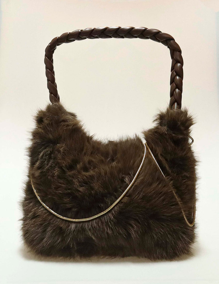 Bolso de hombro, pelaje color cafe tabaco y correa trenzada