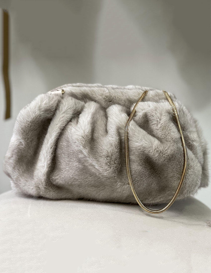 Bolso de hombro, piel sintética color gris claro con cadena tipo serpiente