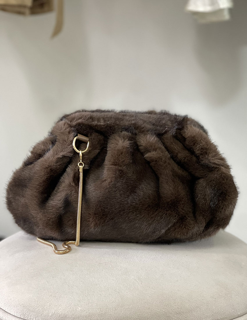 Bolso de hombro, piel sintetica color cafe con cadena tipo serpiente