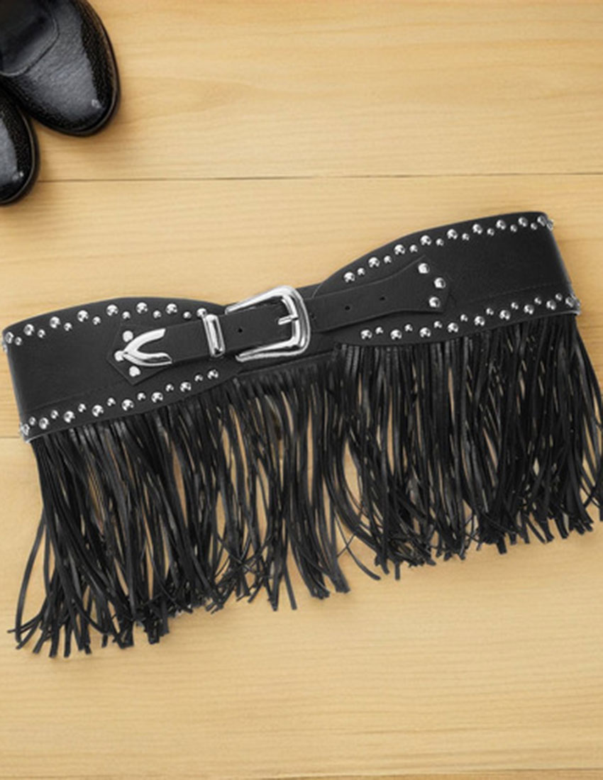 Cinturón ancho color negro con estoperoles plata y flecos