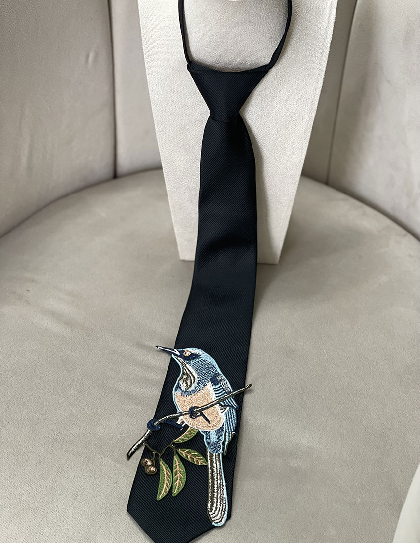 Corbata negra diseño retro con aplicacion bordada de pajarito
