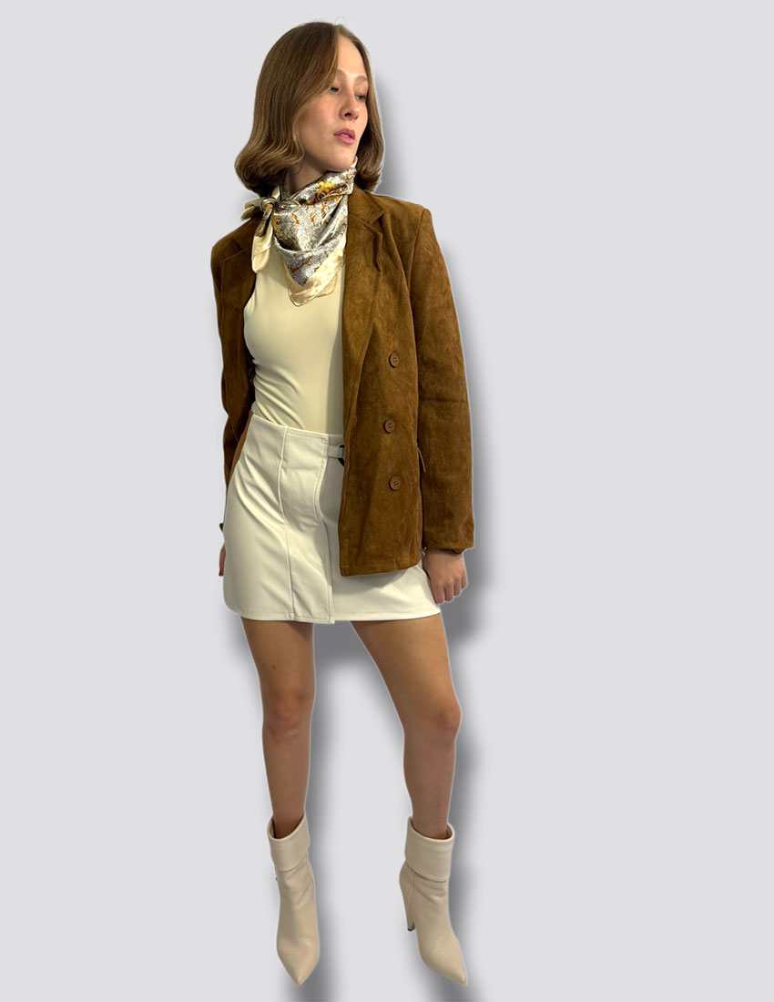 Minifalda vinipiel color hueso y diseño herraje dorado