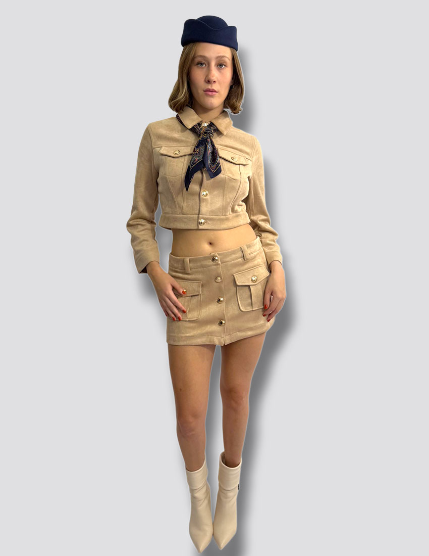 Set en suede color beige, minifalda y chamarra cropped