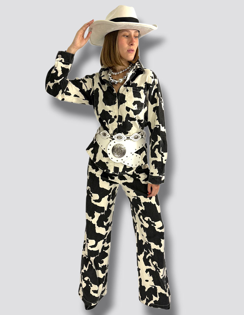 Chamarra cropped y pantalon denim animal print cow
