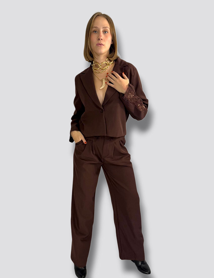 Set blazer cropped con encaje en manga y pantalon encaje en cintura color tabaco