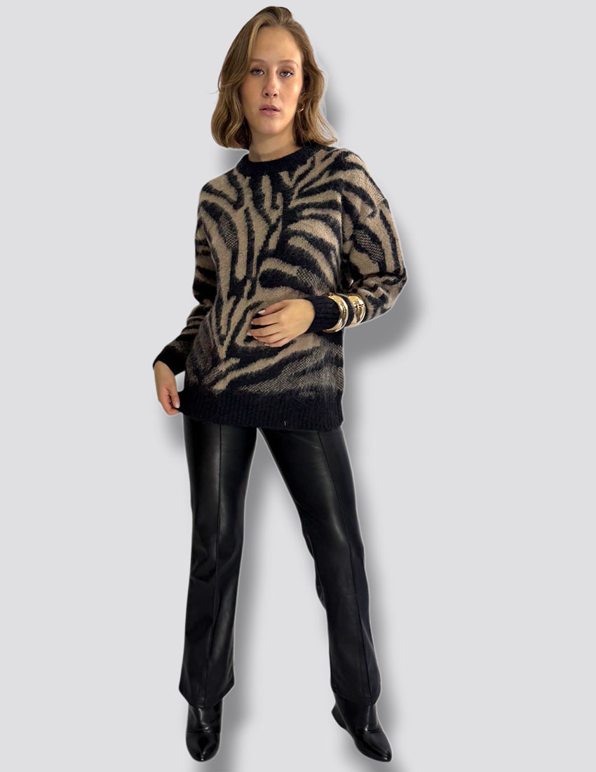 Pantalón negro  en vinipiel corte flare