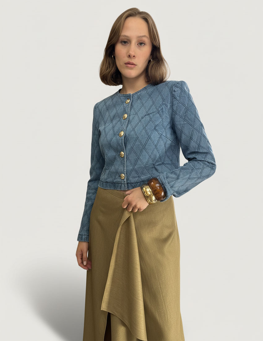 Chamarra crop, denim, botones dorados