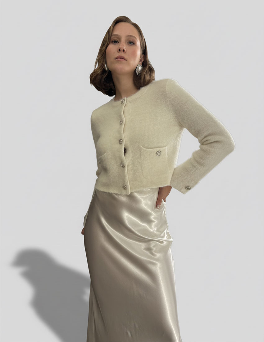 Sueter color marfil, cuello redondo, con botones de pedrería