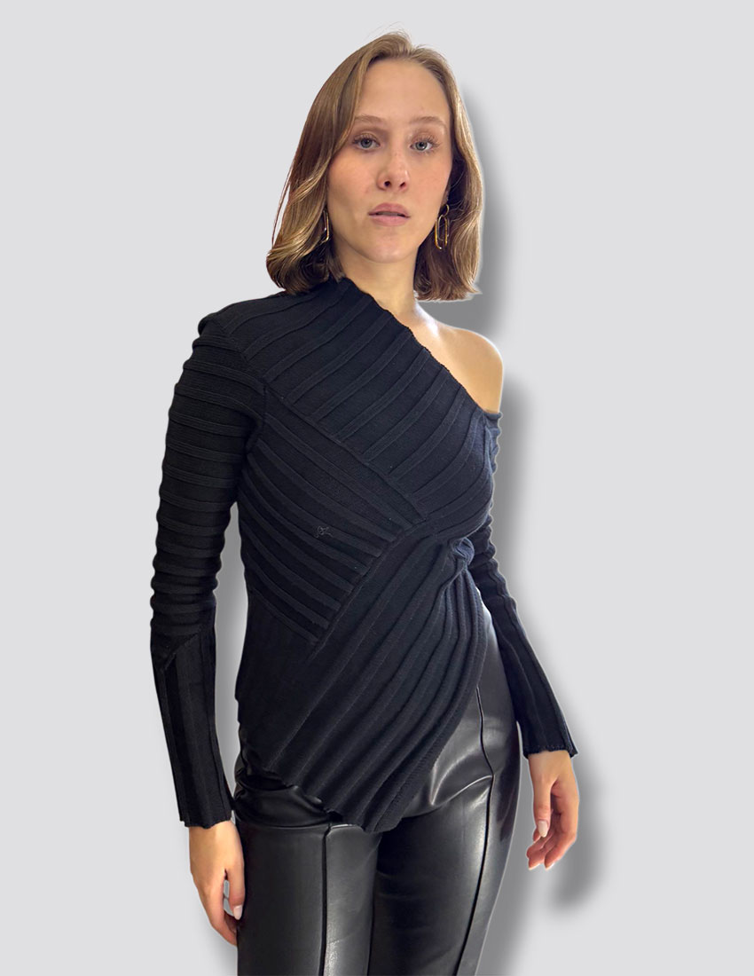 Sueter asimétrico color negro