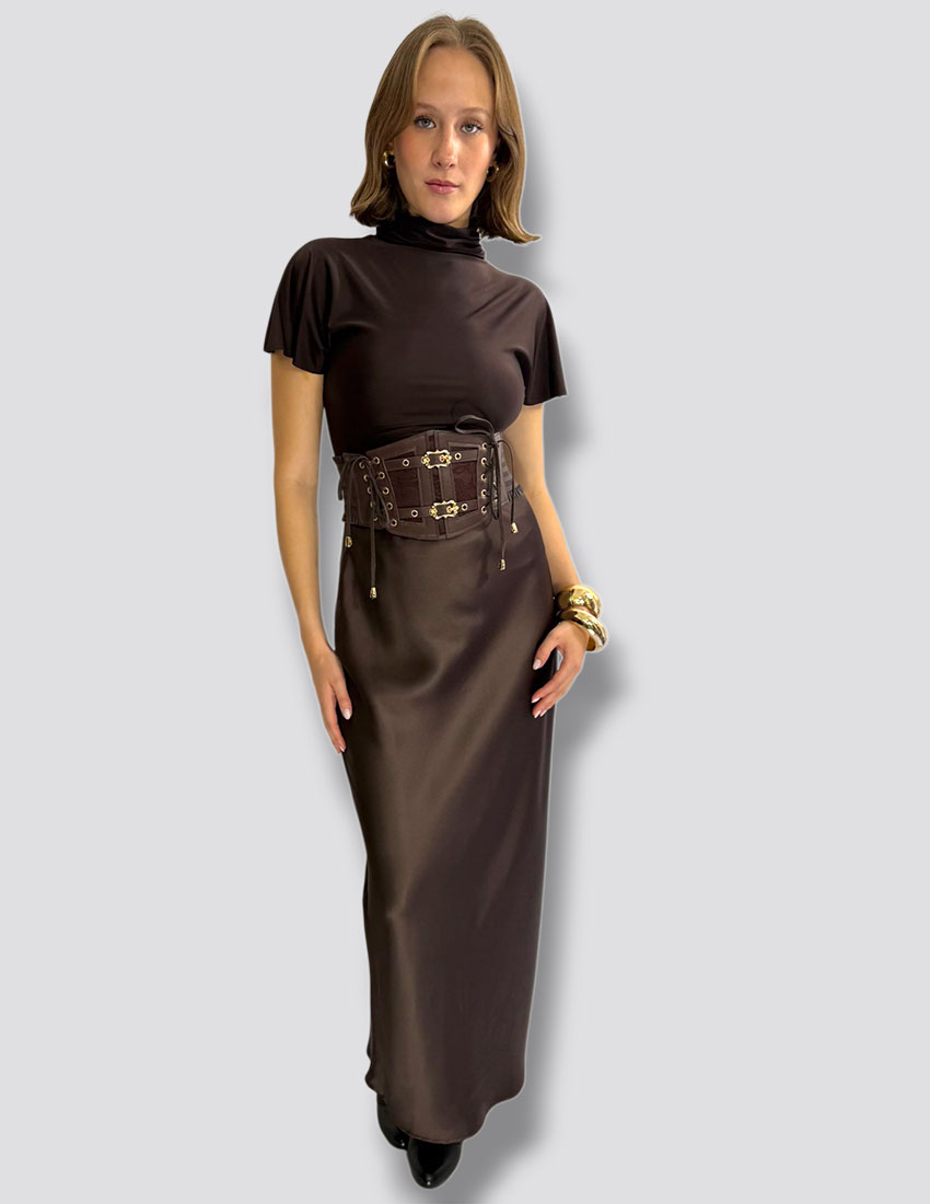 Blusa marrón oscuro, cuello alto, mangas cortas con volantes y drapeada en cintura