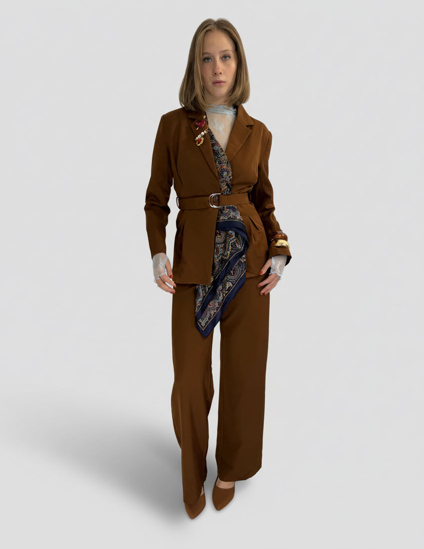 Set blazer pinzas en cintura, con cinto y pantalon corte recto color marron