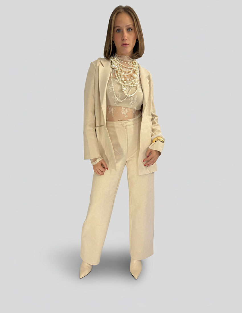 Set blazer abierto y pantalon corte recto en suede color cream