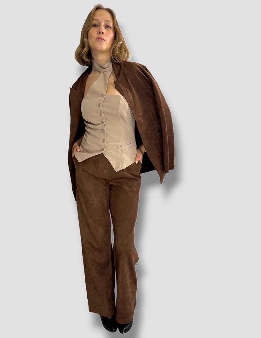 Set blazer abierto y pantalon corte recto en suede tabaco