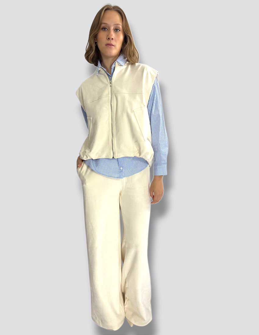 Set en tela suede color hueso de chaleco bomber y pantalón recto