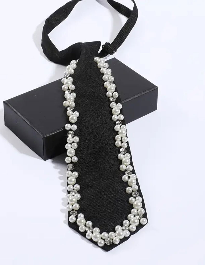 Corbata negra diseño con perlas