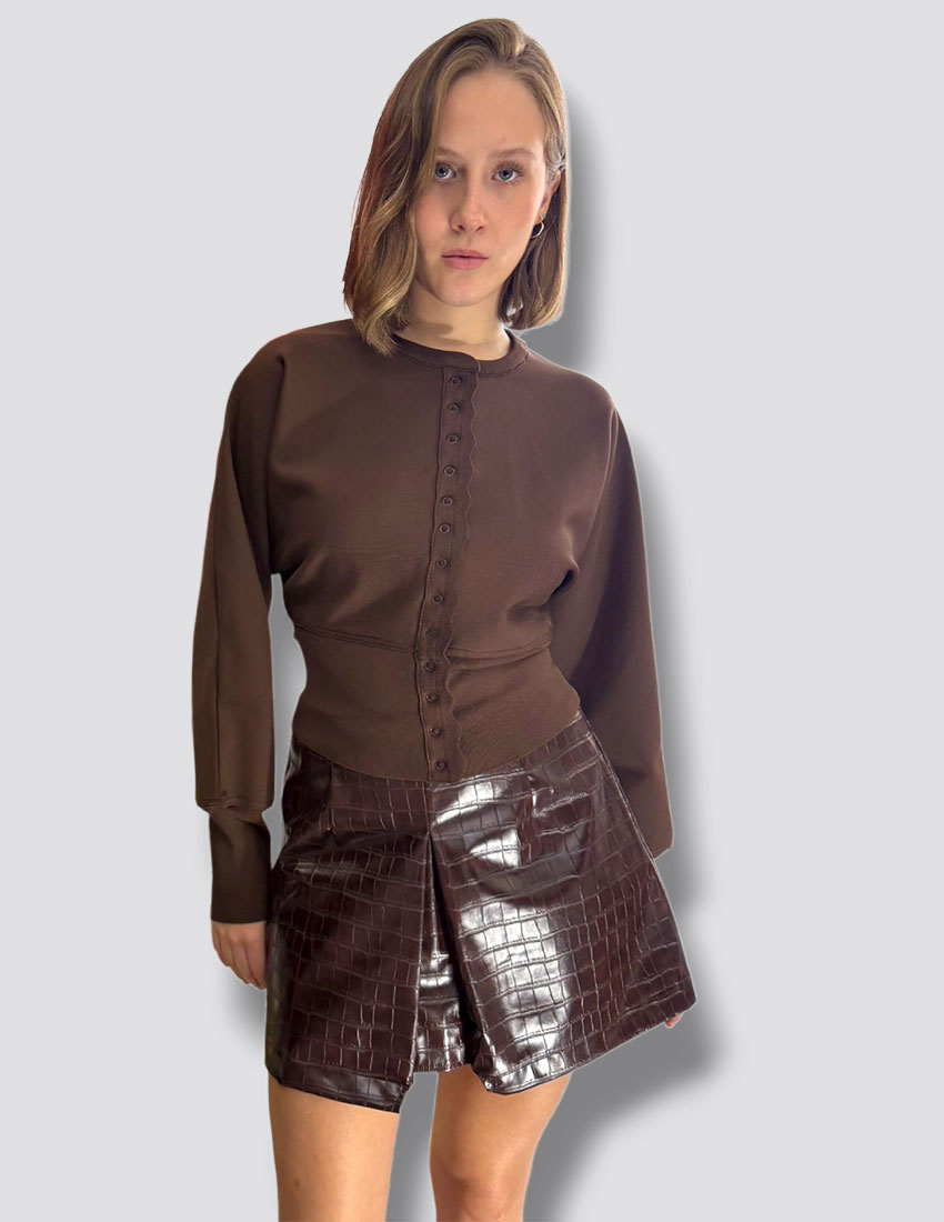 Cardigan, manga larga con borde festoneado y botones a presión color marrón